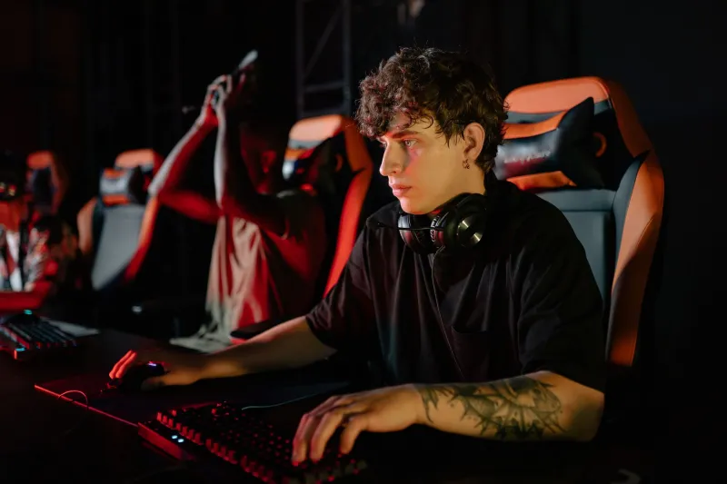 Stars Who Crack: Why Your Best Fragger Falls Apart and Your Quiet Support Player Never Does